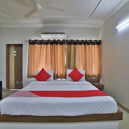 Oyo 41929 Hotel Loyal Residency Jāmnagar 외부 사진